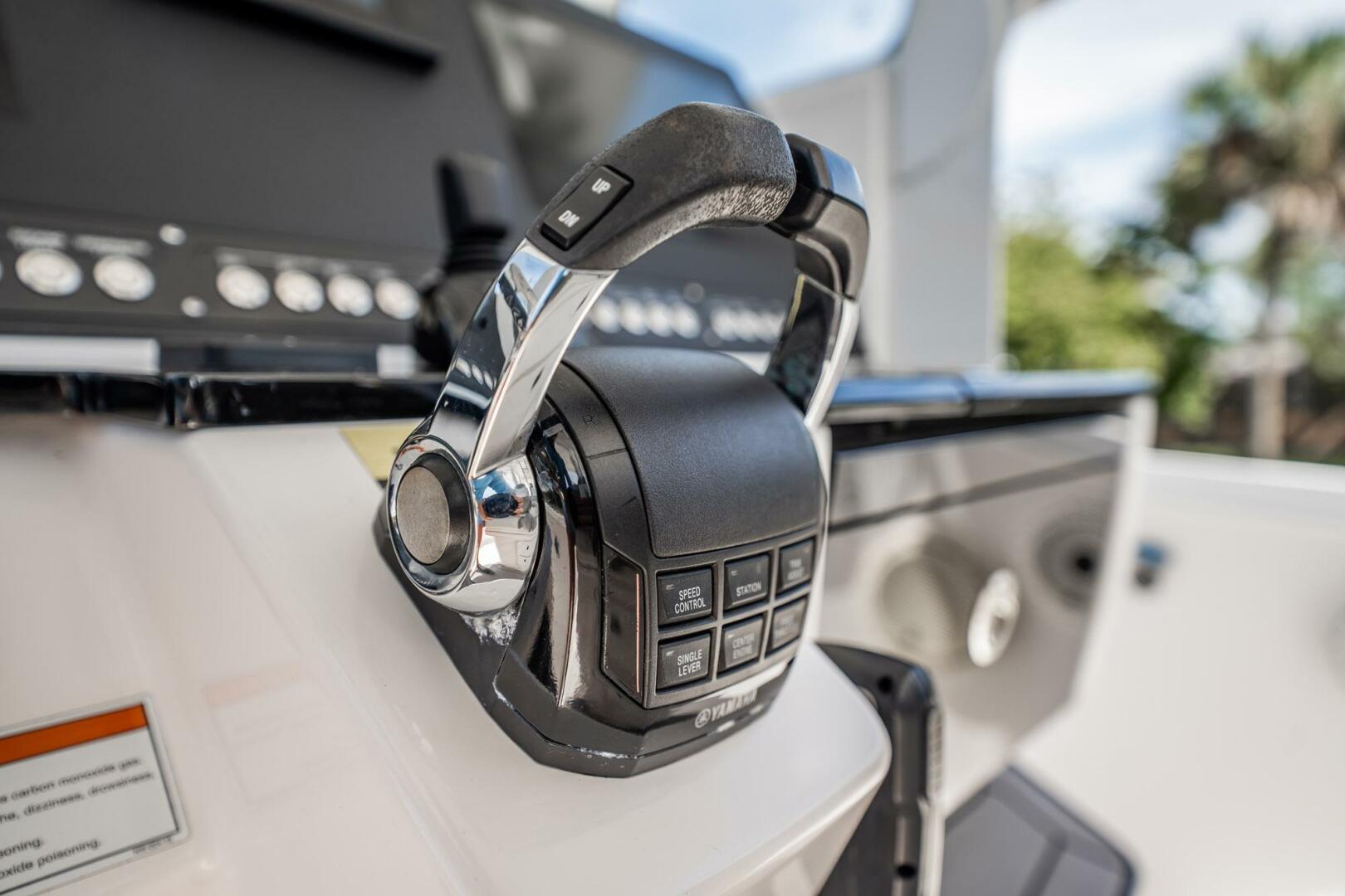 2021 Everglades 335 Center Console - Image 32