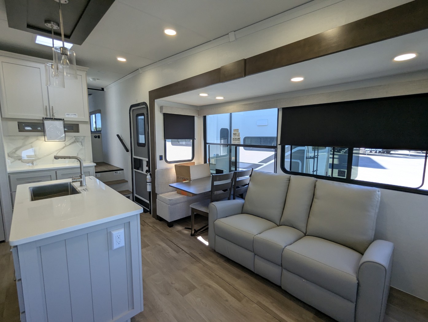 2027 Alliance RV Avenue 32RLS - Image 25
