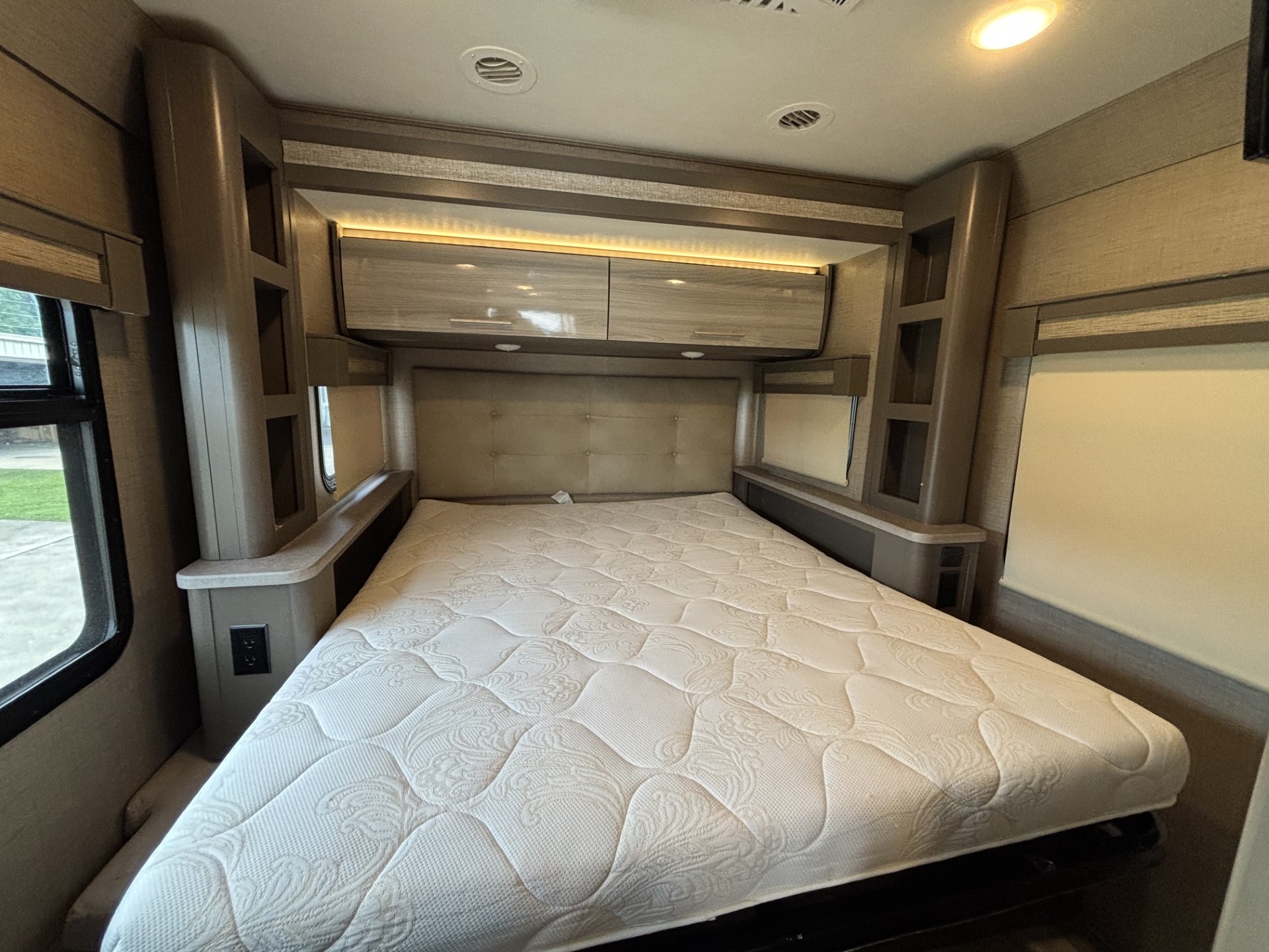 2018 Thor Motor Coach Compass 24TX - Image 17