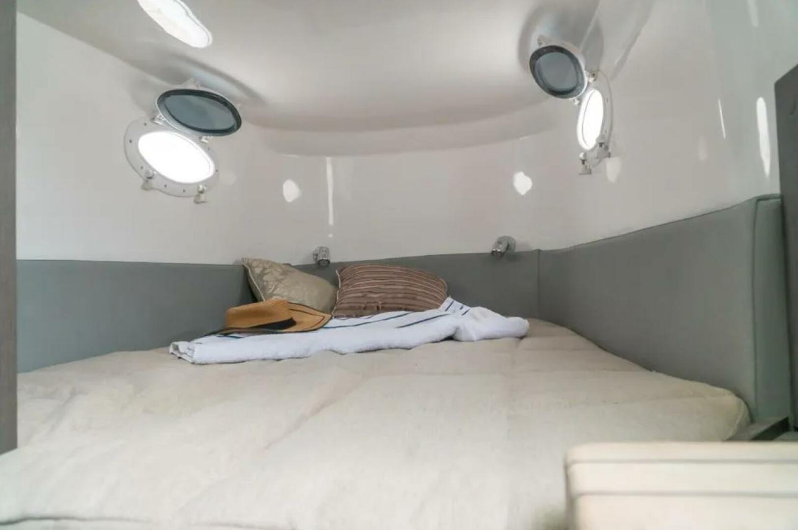 2023 Fishing Raptor 390 Solarium - Image 18