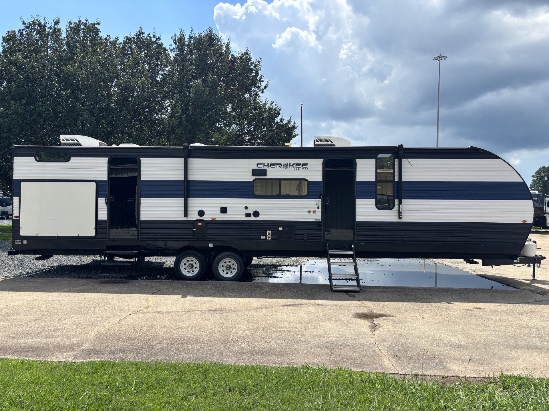2023 Forest River Cherokee 324TS - Image 2