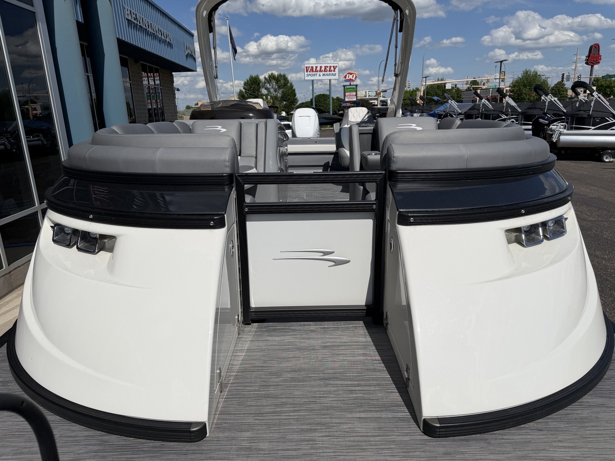 2023 Bennington 25QSBA Swingback with Power Arch - Image 9