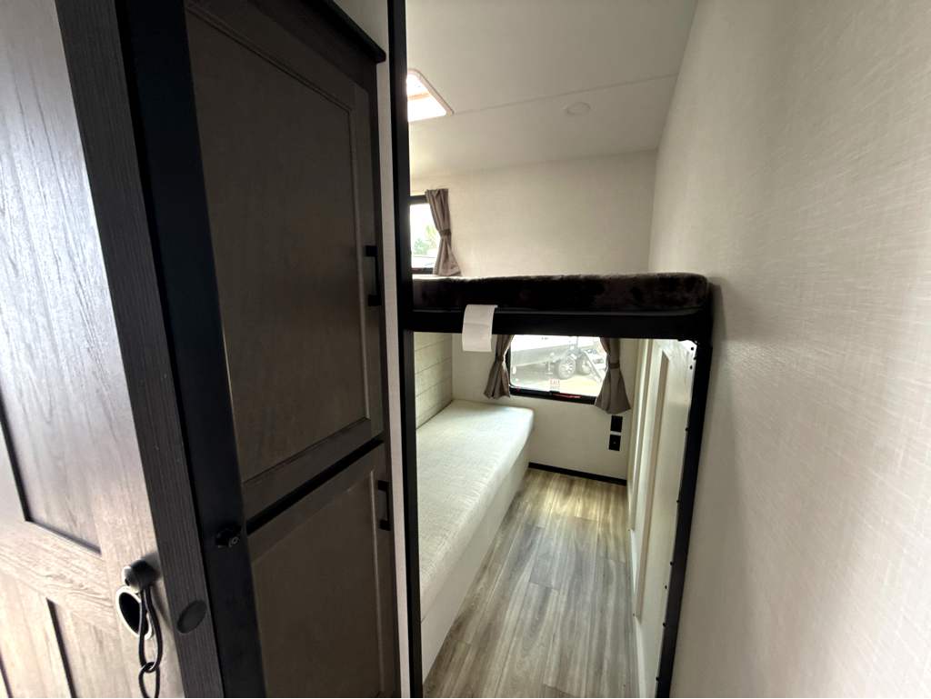 2027 VENTURE RV SPORTTREK 312VTB - Image 12