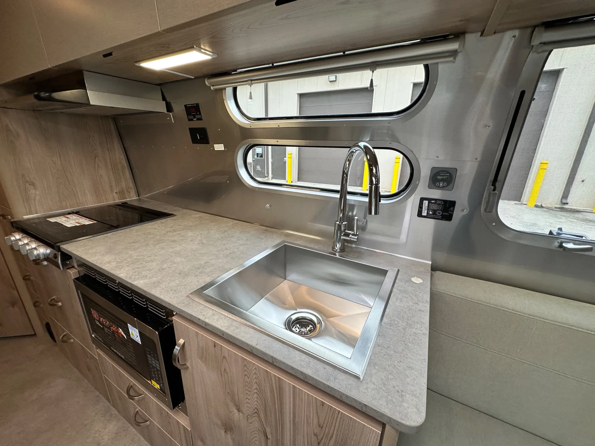 2027 Airstream Flying Cloud 30FB Bunk - Image 23
