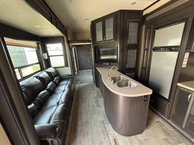 2018 Dutchmen Voltage Triton 3551 - Image 20