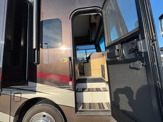 2014 Coachmen Cross Country 404RB - Image 11