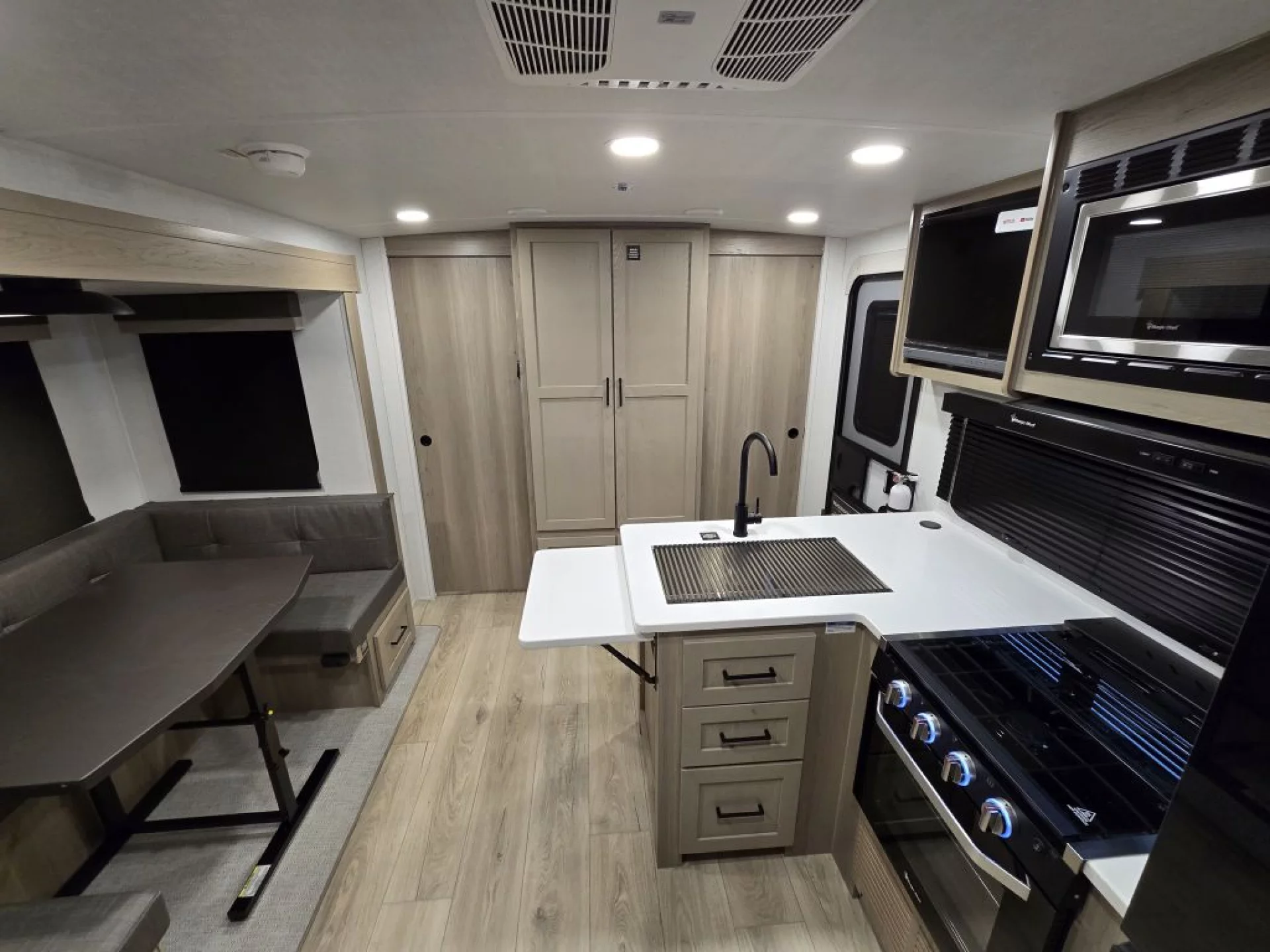 2026 FOREST RIVER ROCKWOOD MINI LITE 2520BH - Image 8