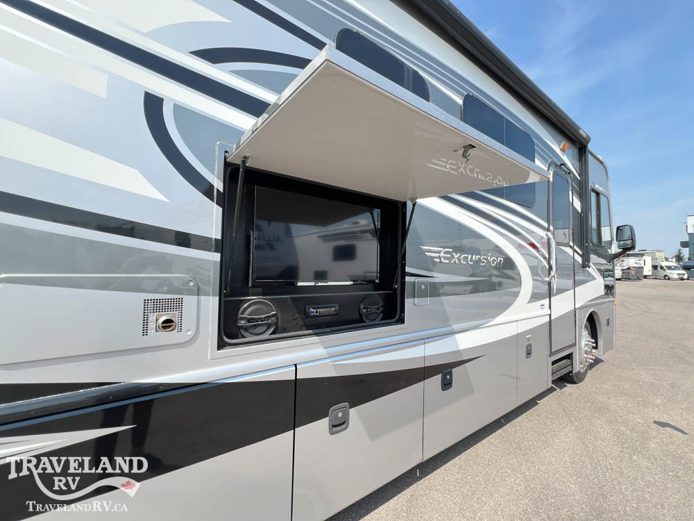 2015 Fleetwood Excursion 35B - Image 11