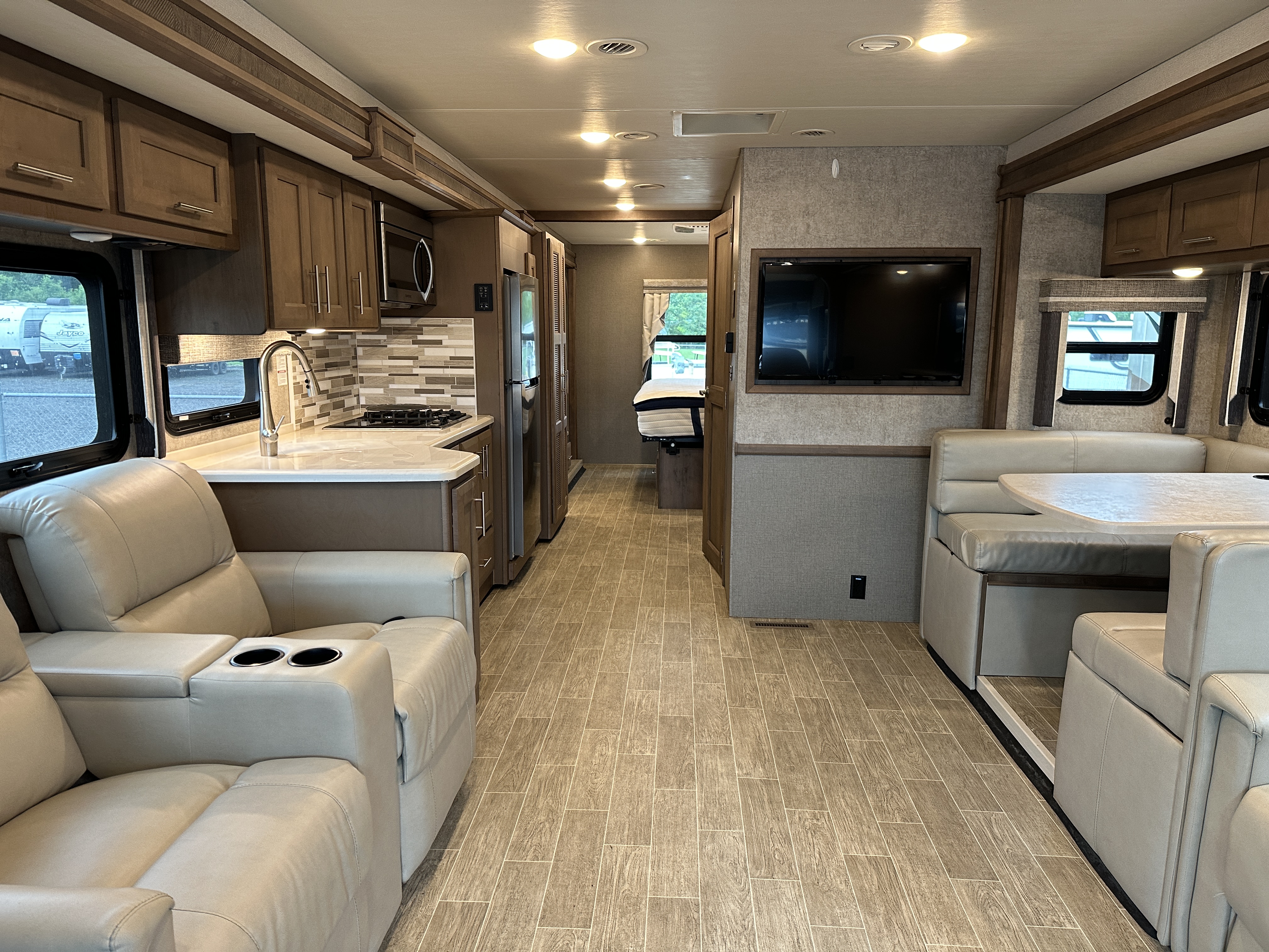 2022 THOR MOTOR COACH MIRAMAR 35.2 - Image 8