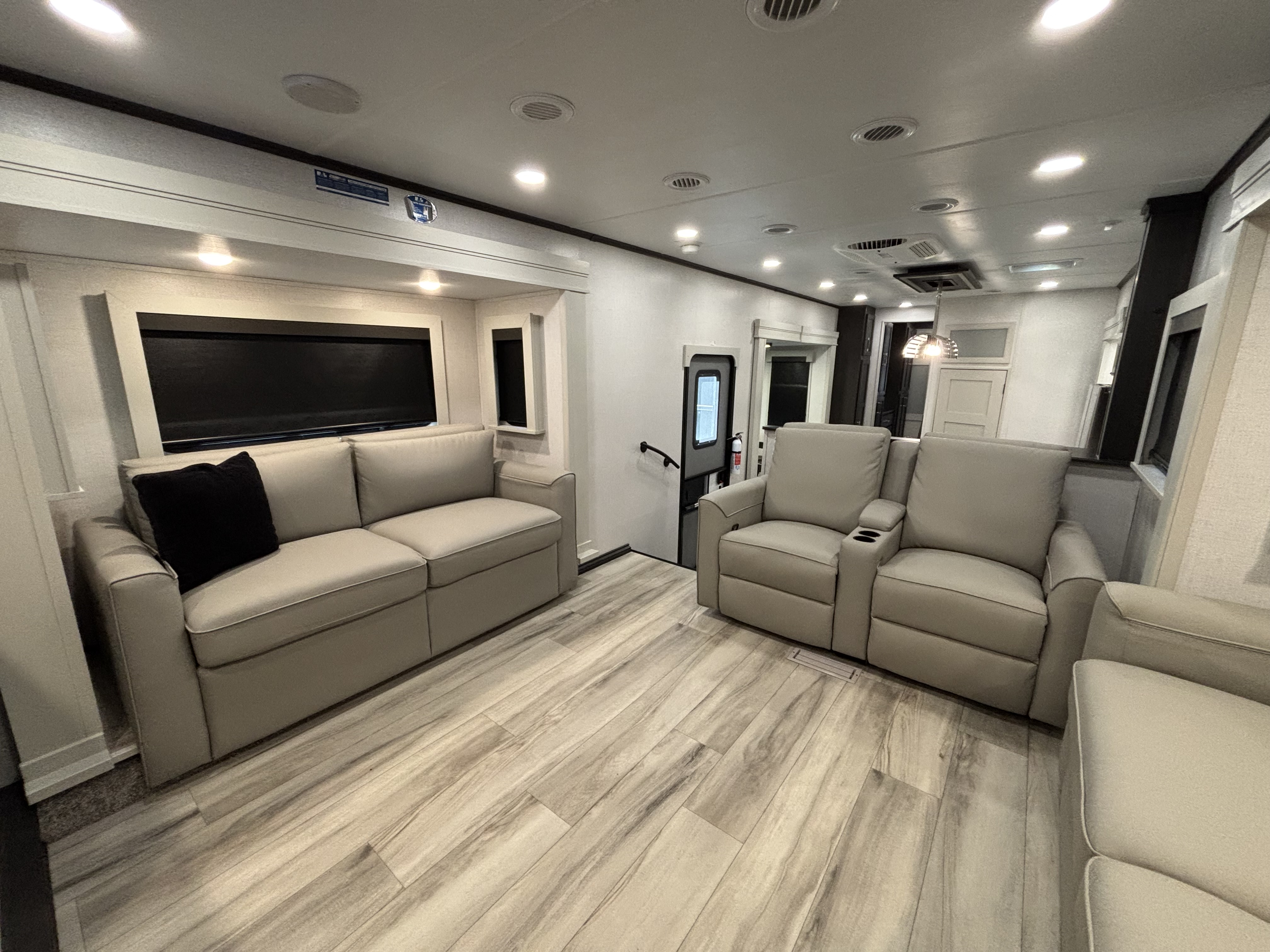 2025 Keystone Alpine 3700FL - Image 15