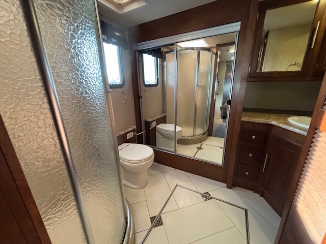 2014 Coachmen Cross Country 404RB - Image 32
