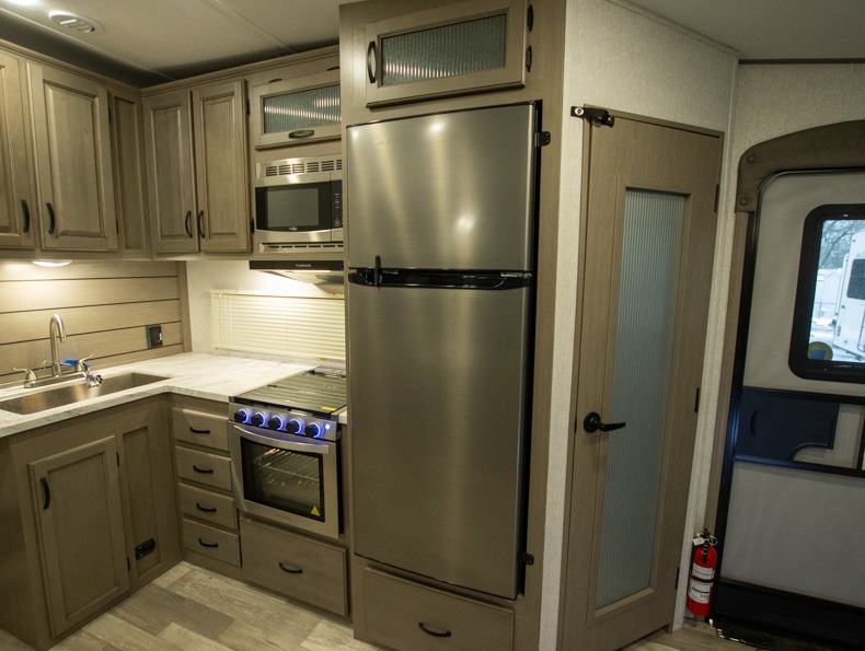 2023 Coachmen Chaparral Lite 25RE - Image 9