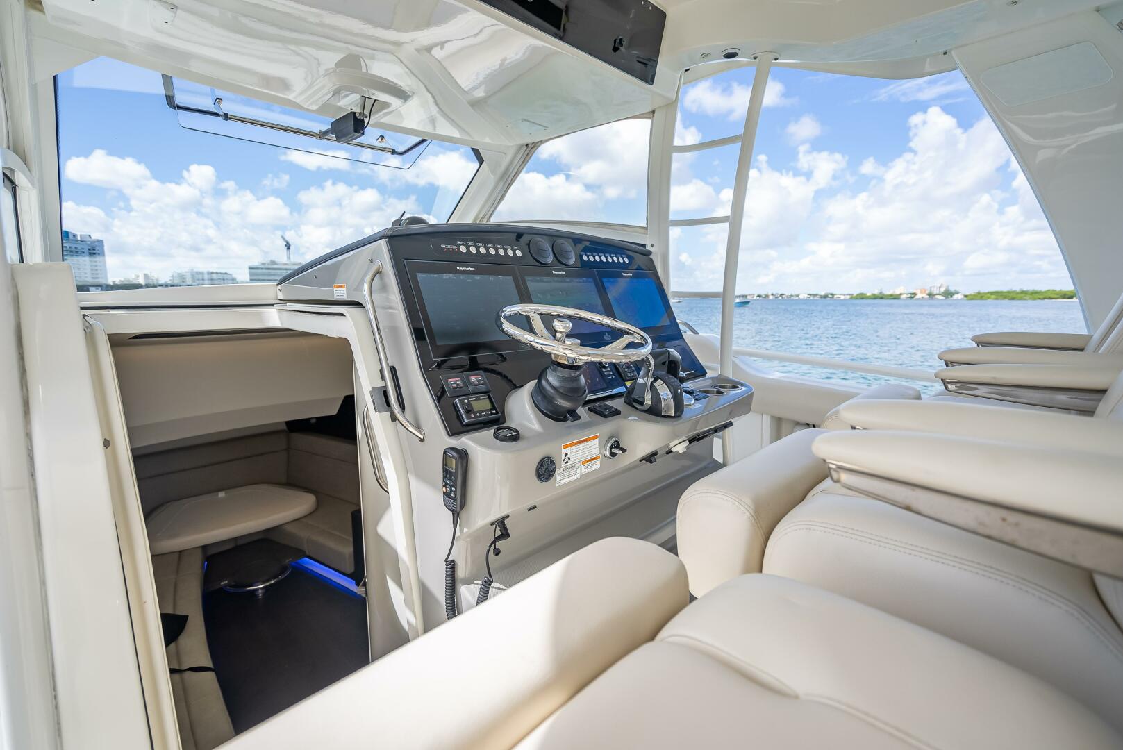 2016 Boston Whaler - Image 116
