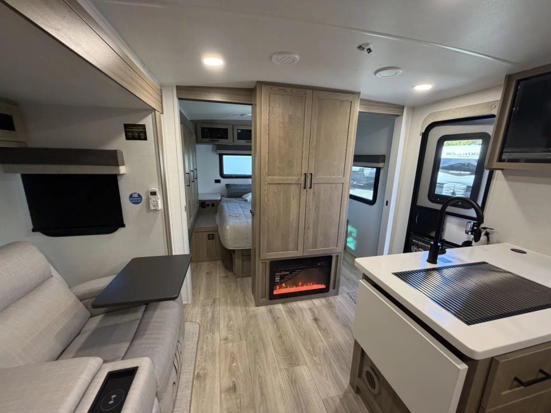2027 FOREST RIVER ROCKWOOD MINI LITE 2513S - Image 35