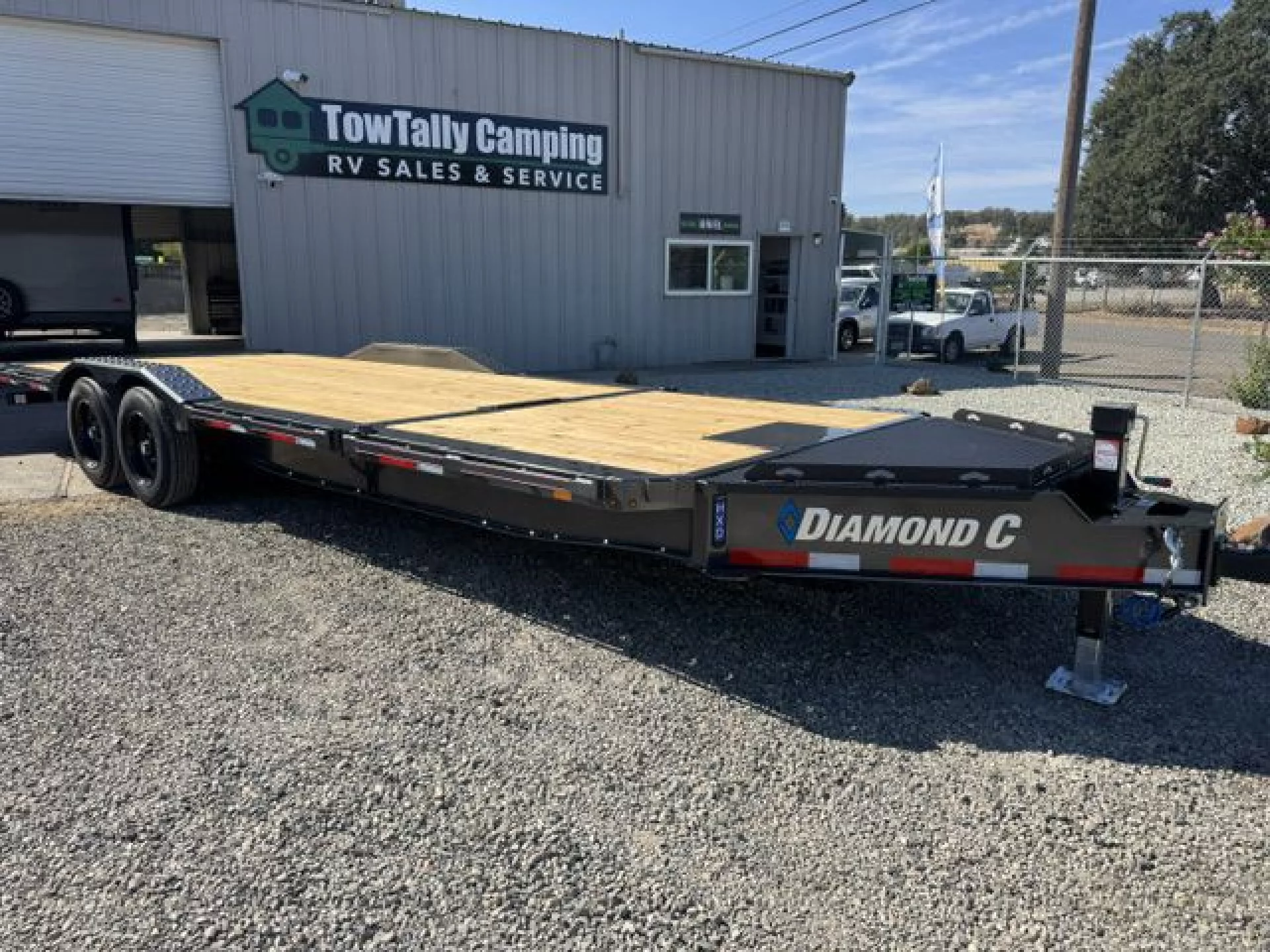 2027 DIAMOND C TRAILERS DIAMOND C HXD 208 L24X102 - Image 1