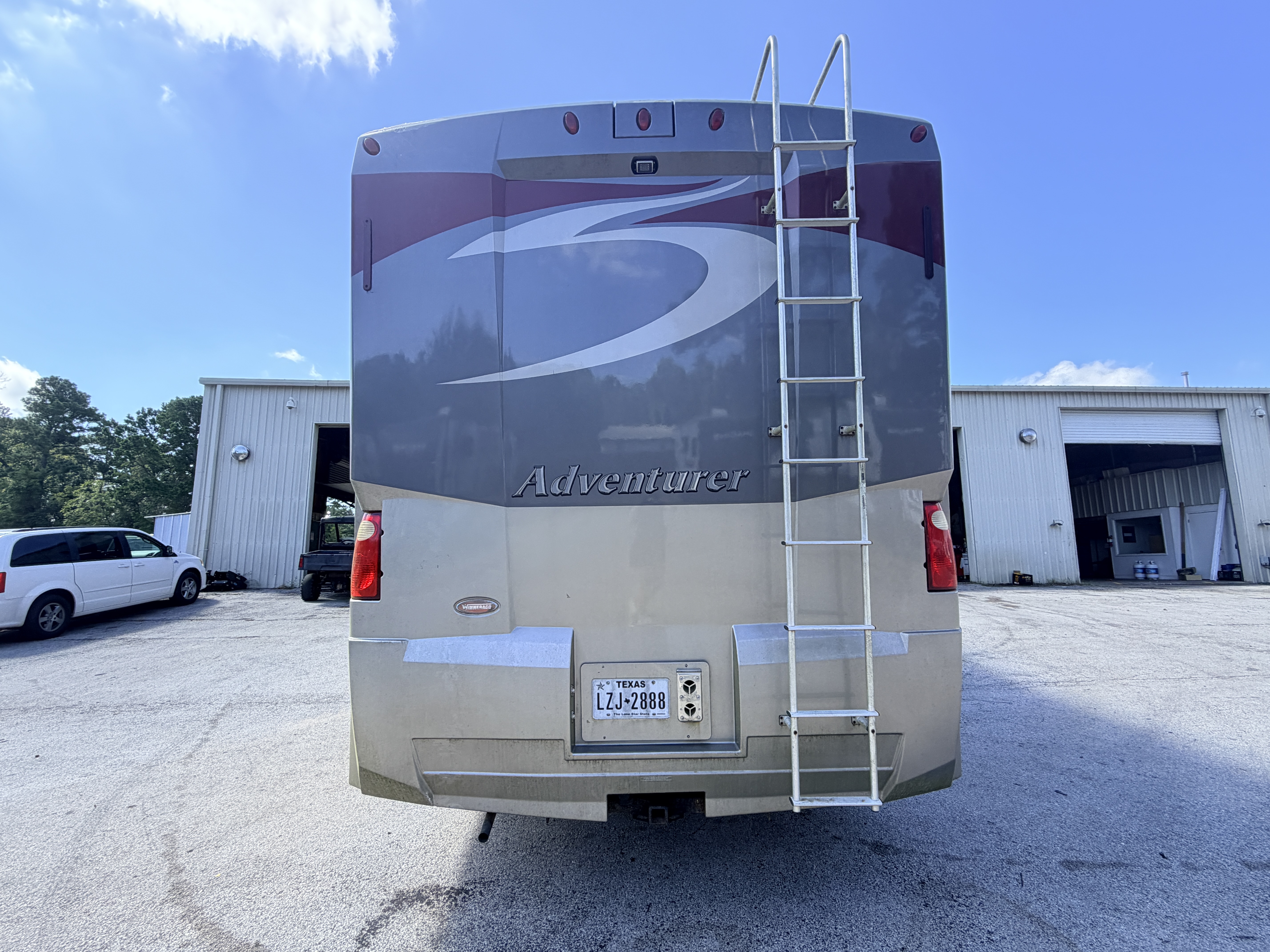 2008 Winnebago Adventurer 38T - Image 4