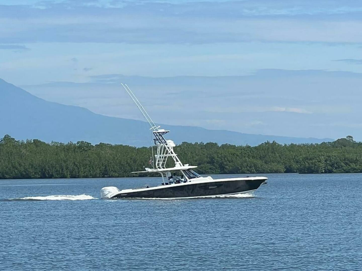 2022 PURSUIT S 428 Sport Base - Image 1