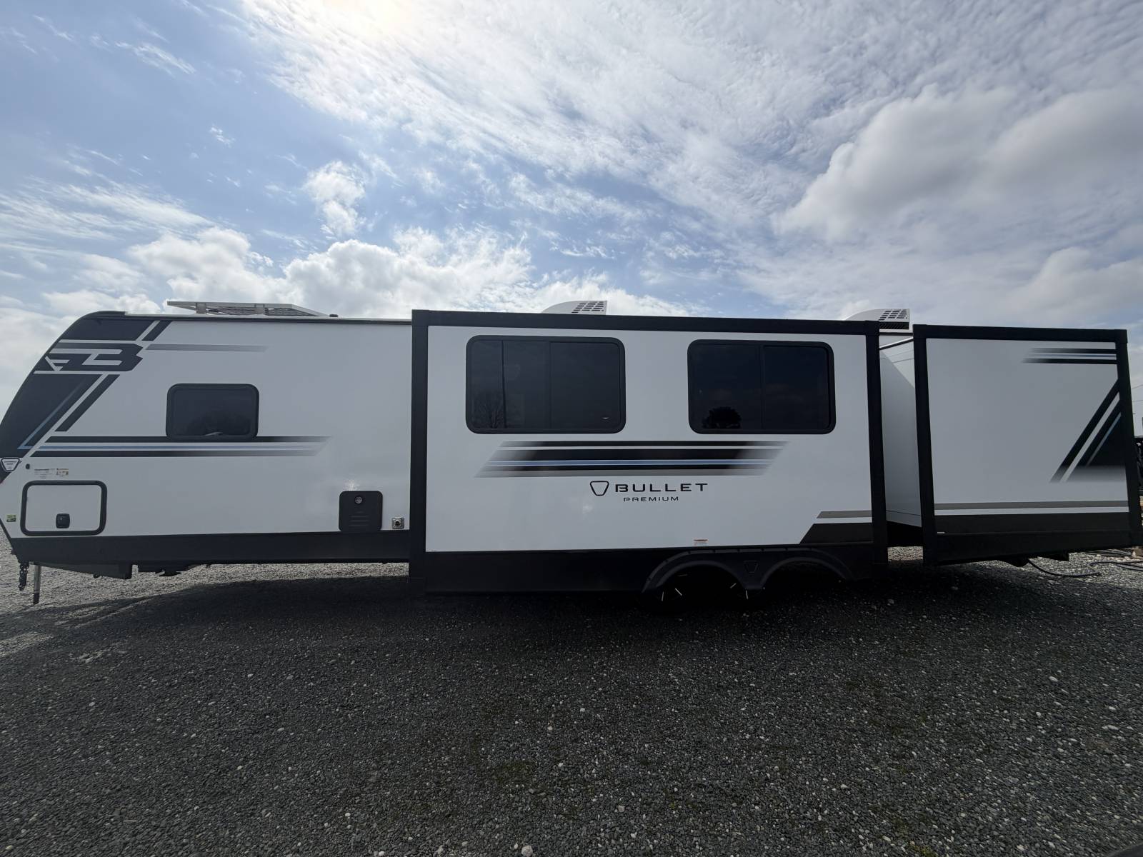 2026 Keystone Bullet Premium 330BKQ - Image 4