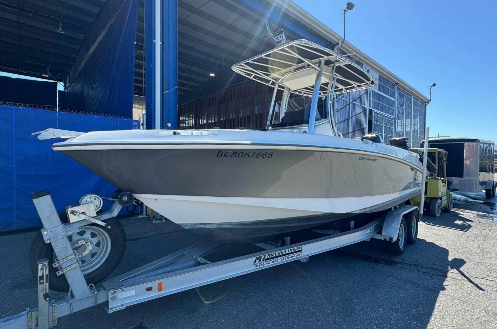 2014 Boston Whaler 220 OUTRAGE Base - Image 4