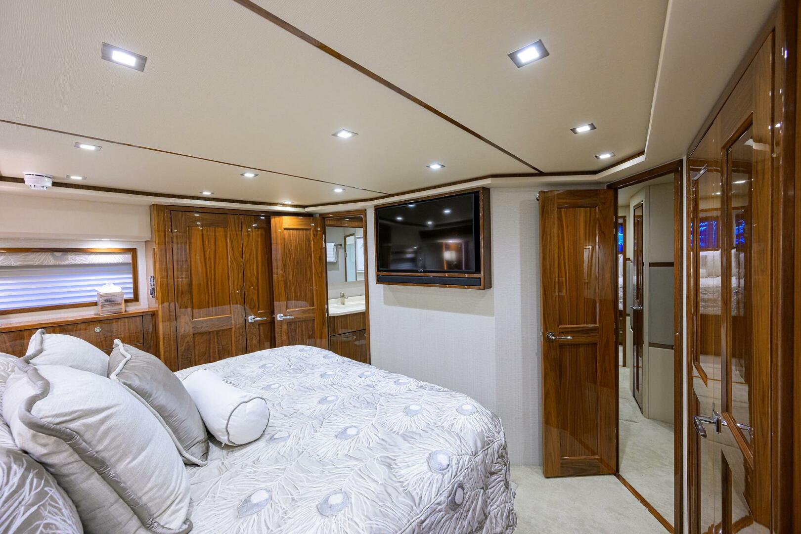 2021 Viking 72 Convertible - Image 13