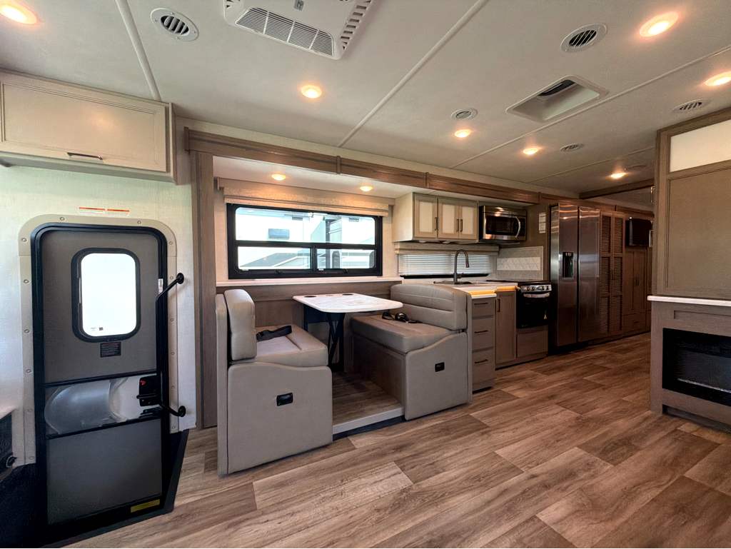 2027 THOR MOTOR COACH HURRICANE 36H - Image 9