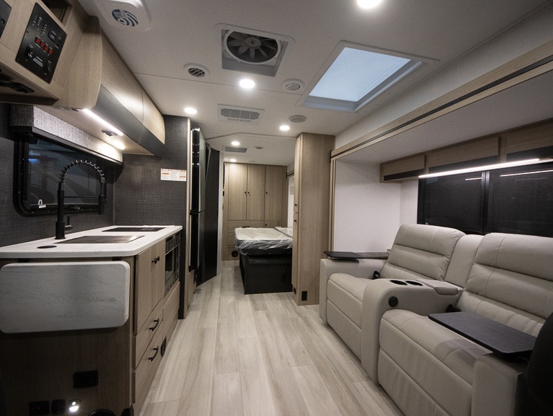 2025 Forest River Sunseeker 2400BDS - Image 9
