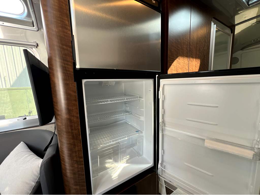 2026 AIRSTREAM GLOBETROTTER 27FBQ - Image 14