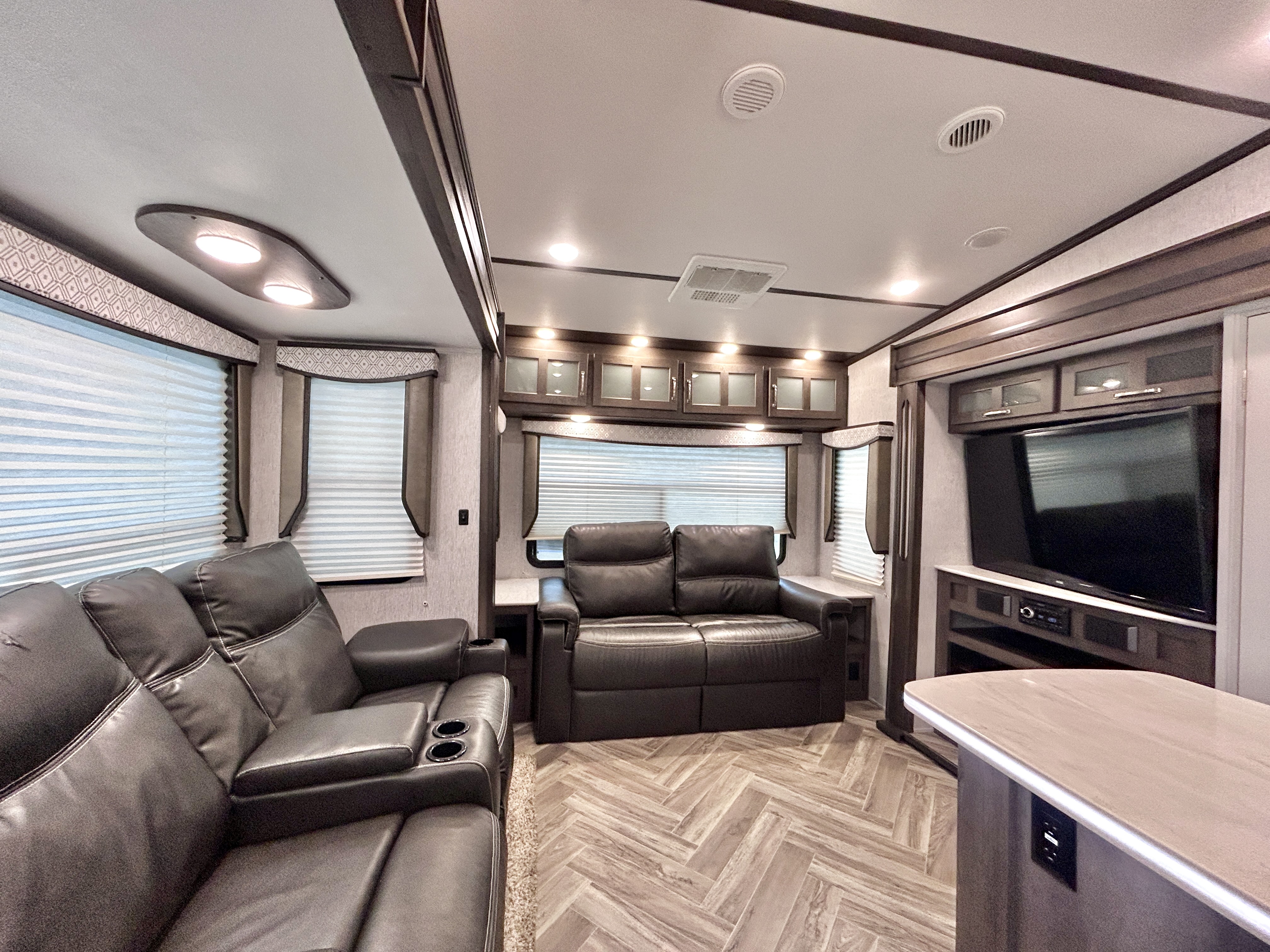 2020 Dutchmen Astoria 3173RLP - Image 11