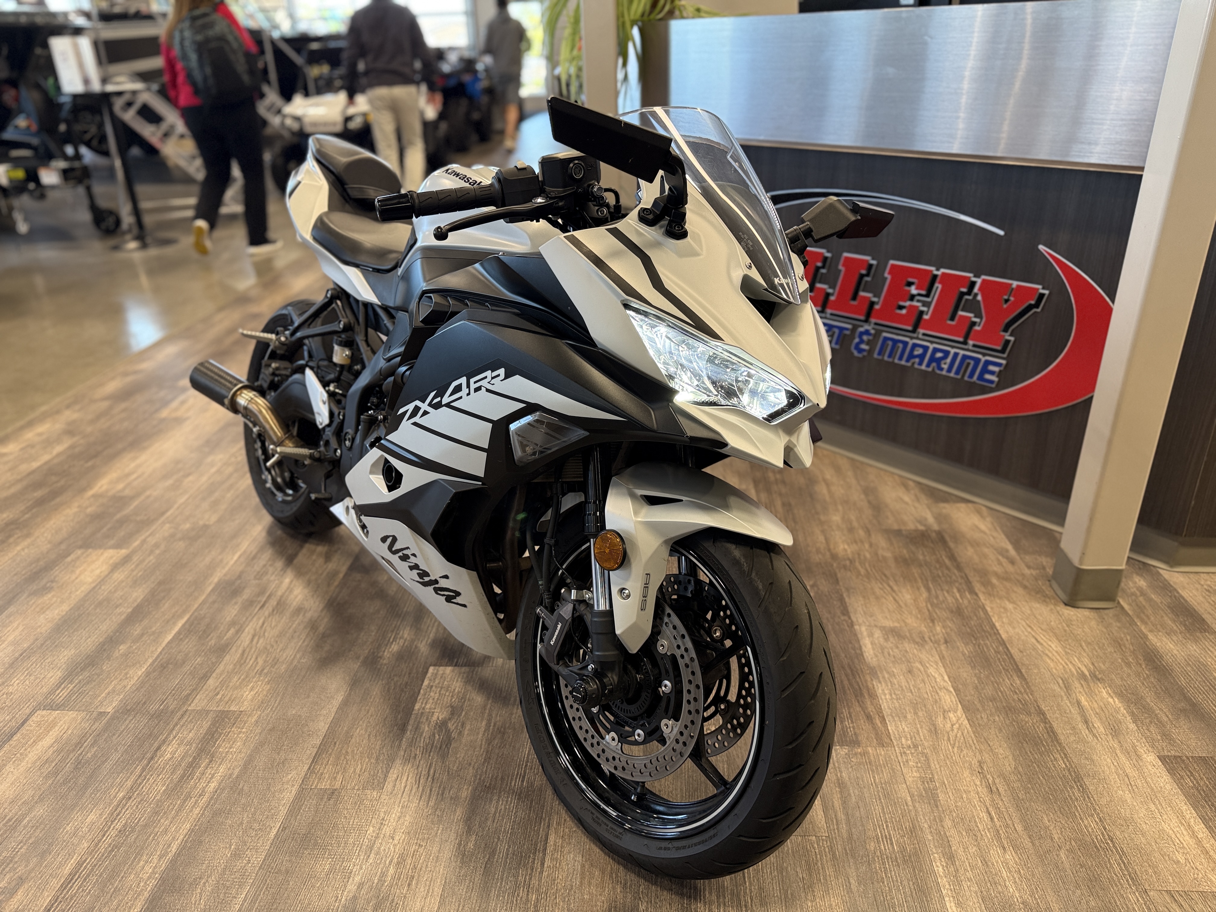 2025 Kawasaki NINJA® ZX™-4RR ABS - Image 8