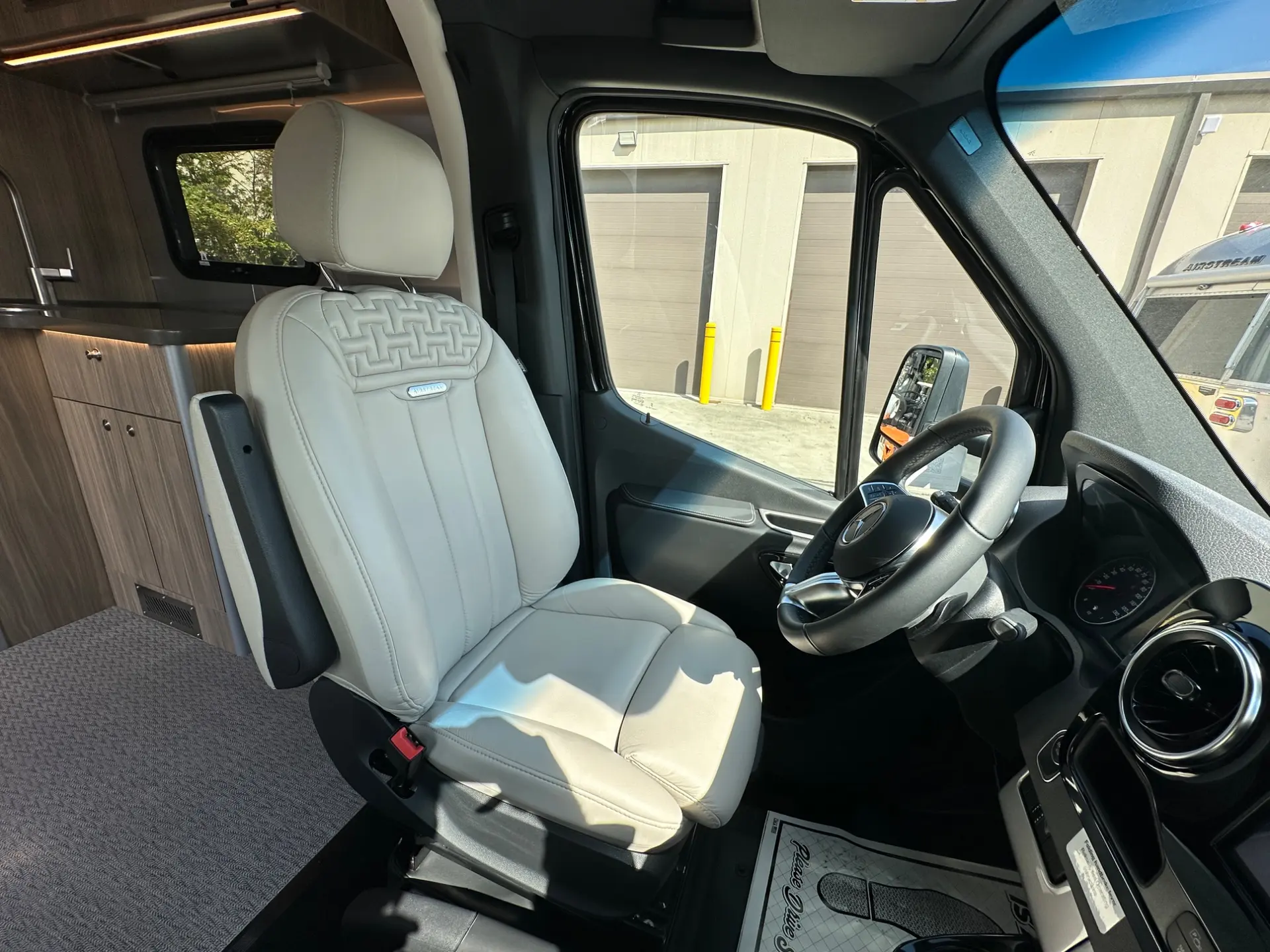 2027 Airstream Atlas 25RT - Image 17