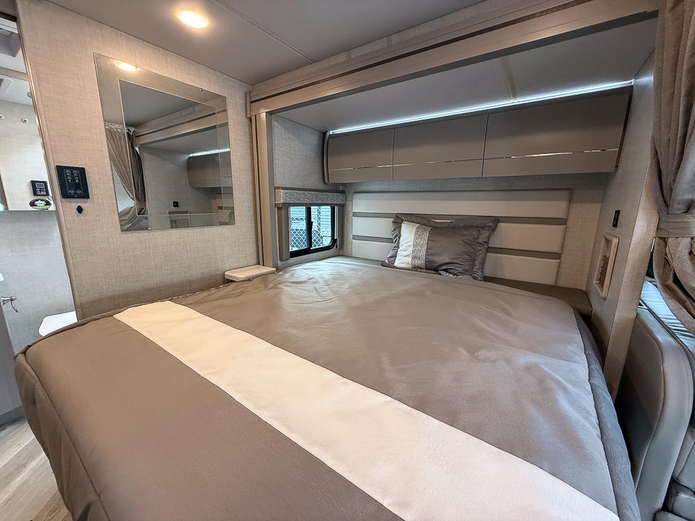 2025 THOR MOTORCOACH 24FB - Image 55