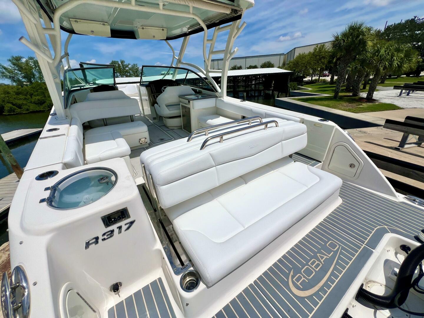 2019 Robalo R317 - Image 6