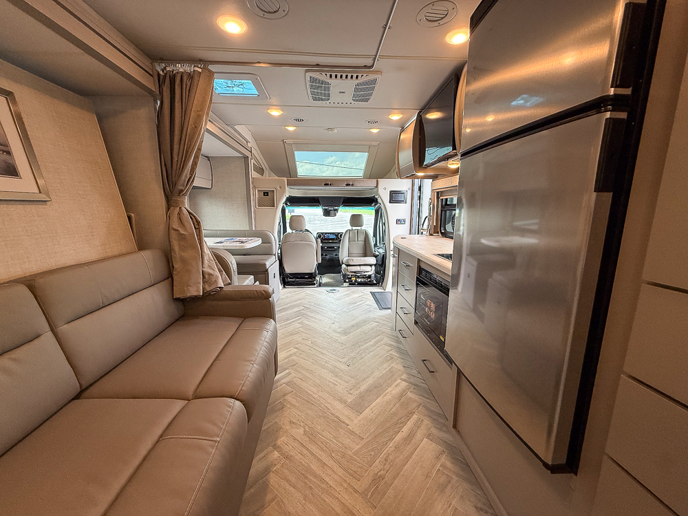 2025 THOR MOTORCOACH 24FB - Image 50