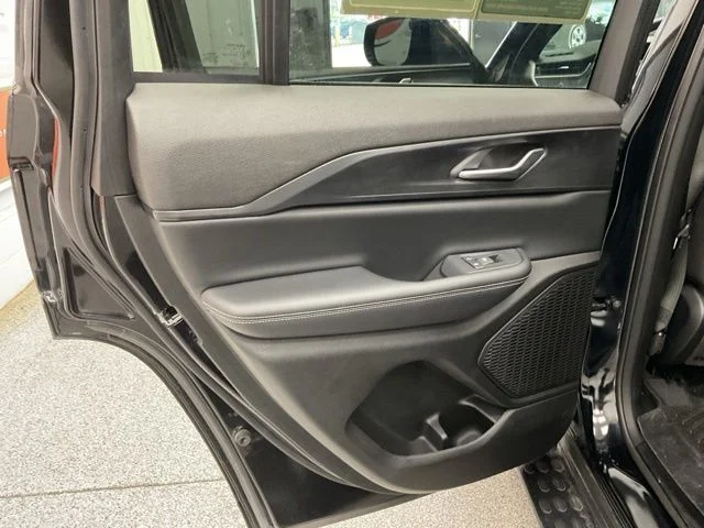 2024 Jeep Grand-Cherokee-L Laredo Altitude 4x4 - Image 20