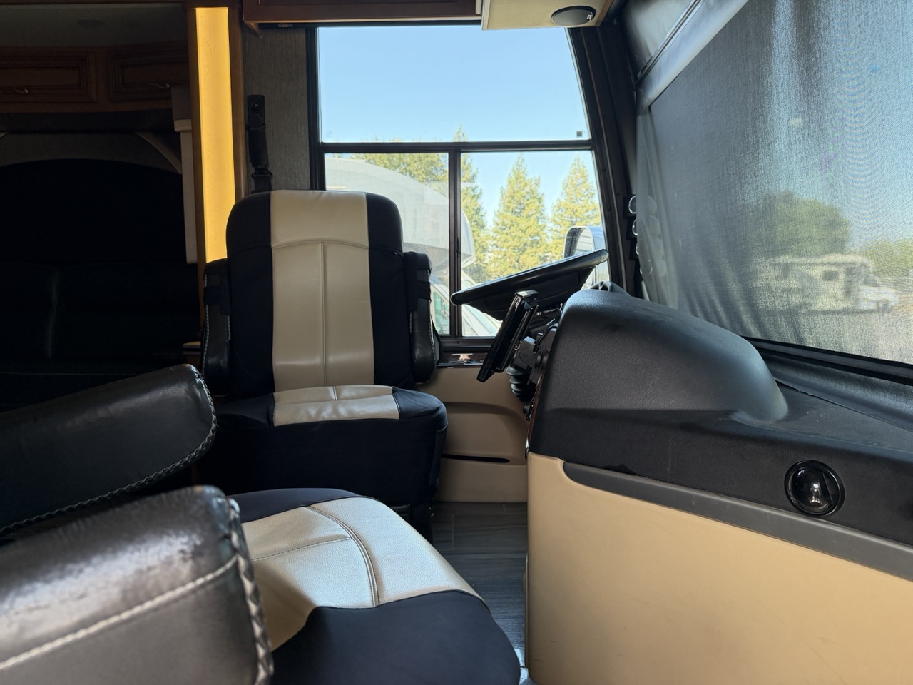 2015 Newmar Ventana 3636 - Image 3