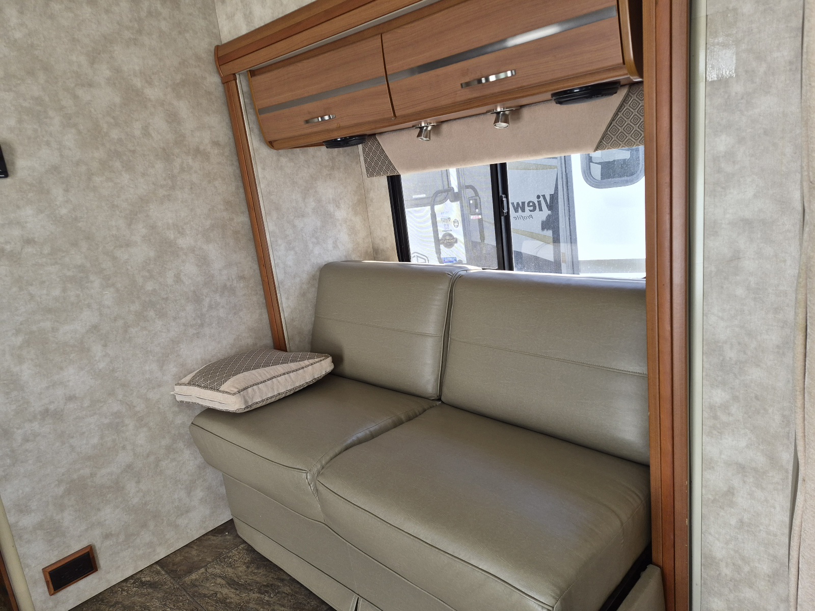 2012 Winnebago View Profile 24G - Image 8