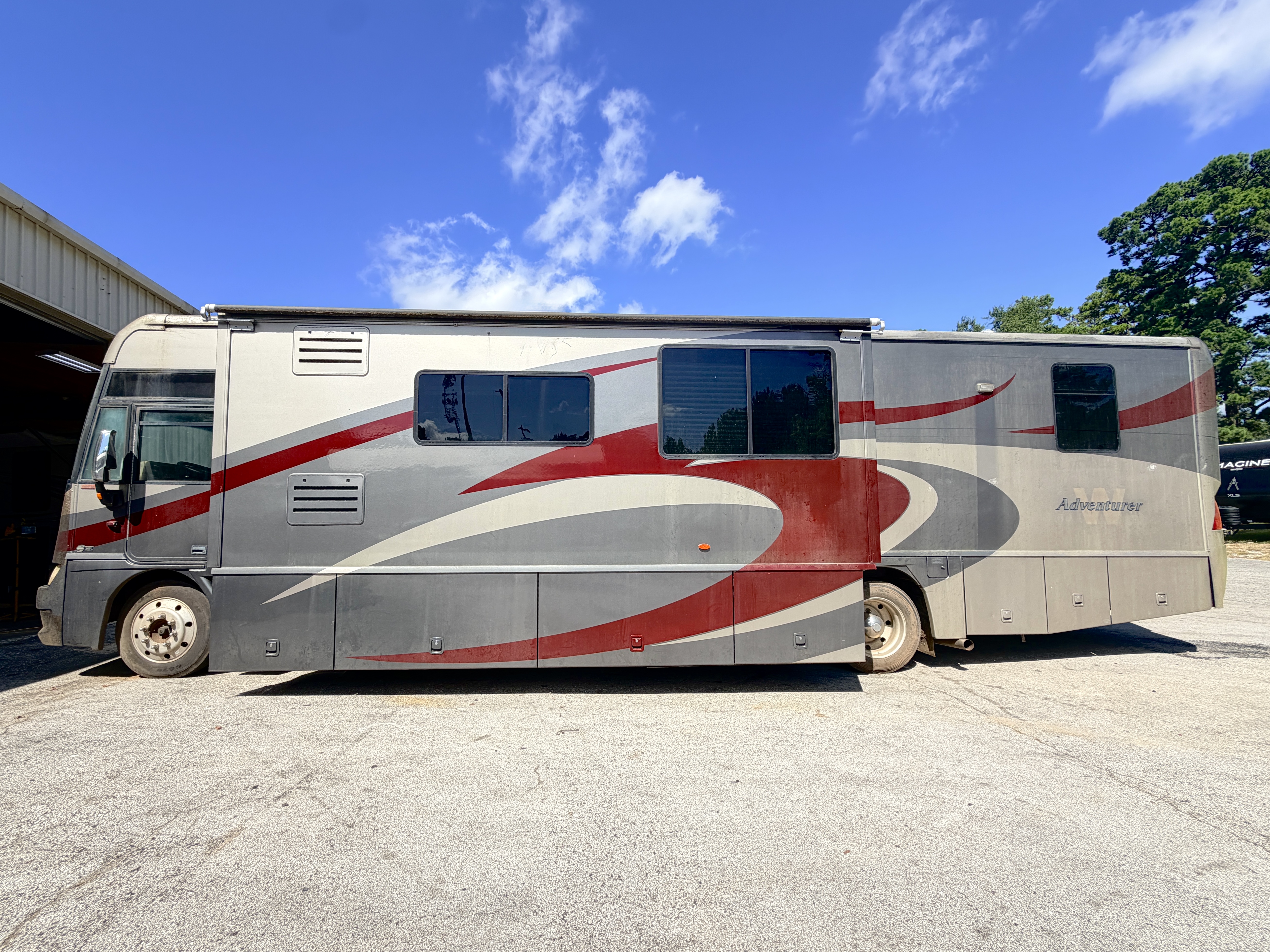 2008 Winnebago Adventurer 38T - Image 2