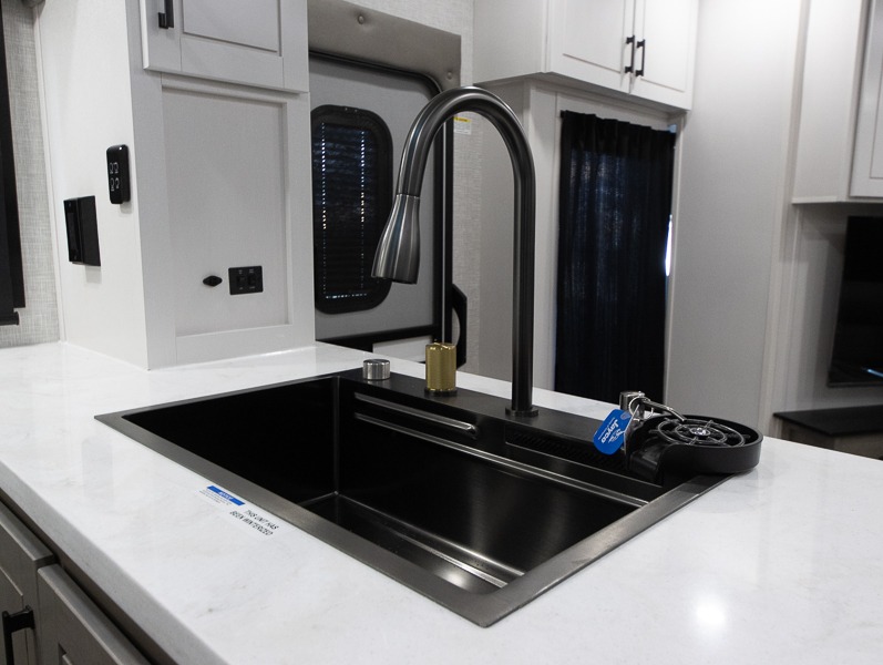 2025 Jayco Seismic Luxury Series 4113 - Image 13