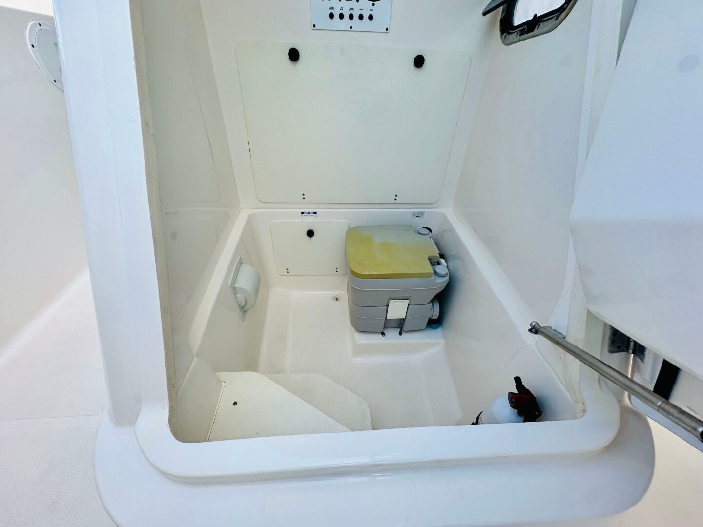 2016 PURSUIT C 238 Center Console Base - Image 27
