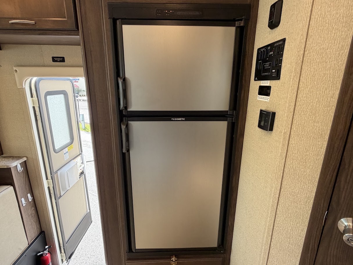 2019 COACHMEN PURSUIT 31BH - Image 27