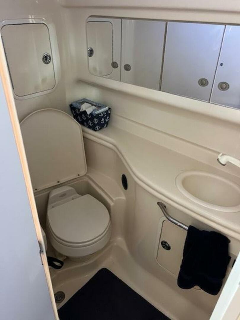 2005 Sea Ray 320 Sundancer - Image 24
