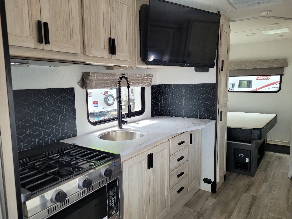 2024 Forest River Sunseeker LE 2550DSLE - Image 8