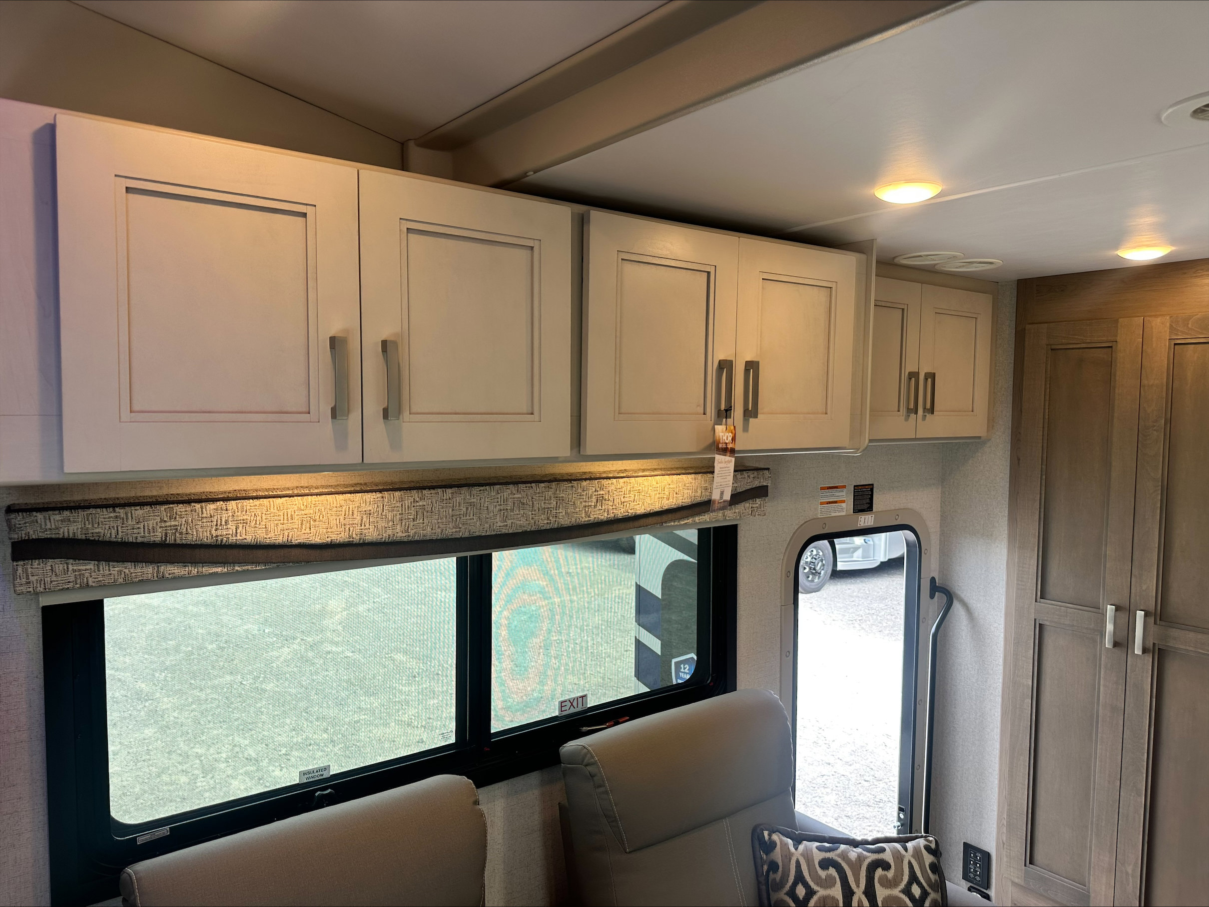 2026 THOR MOTOR COACH PASADENA 34XG - Image 14