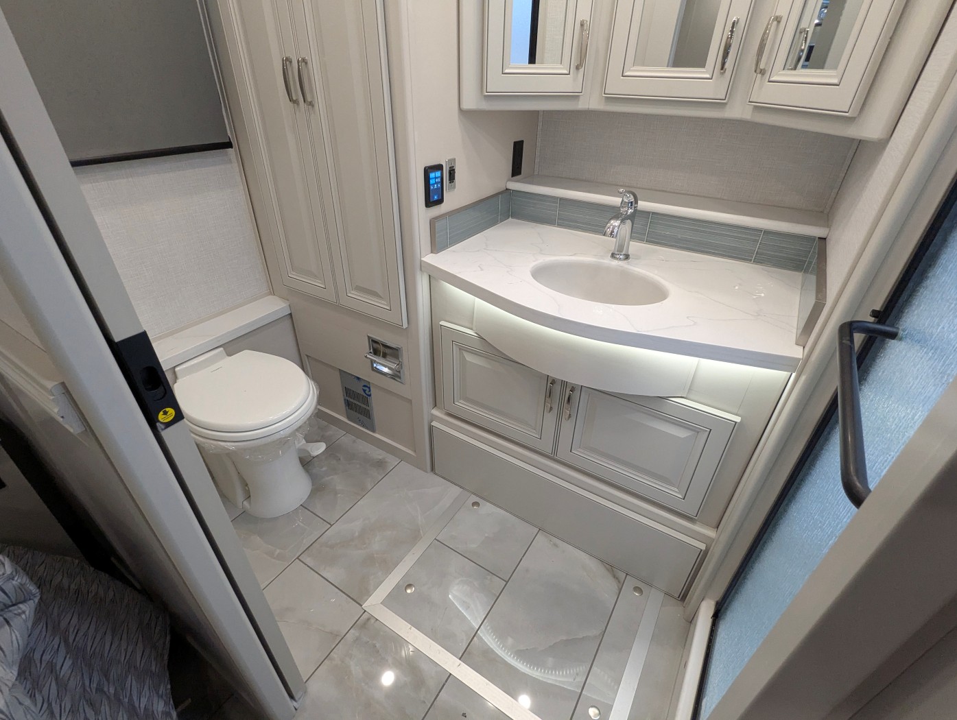 2026 Fleetwood Discovery 38N - Image 35