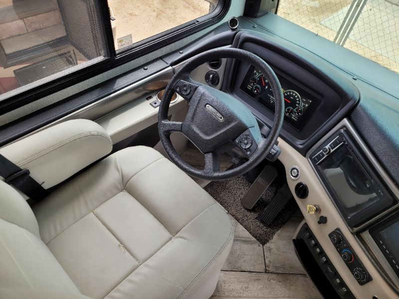2022 Fleetwood Discovery 38K - Image 4