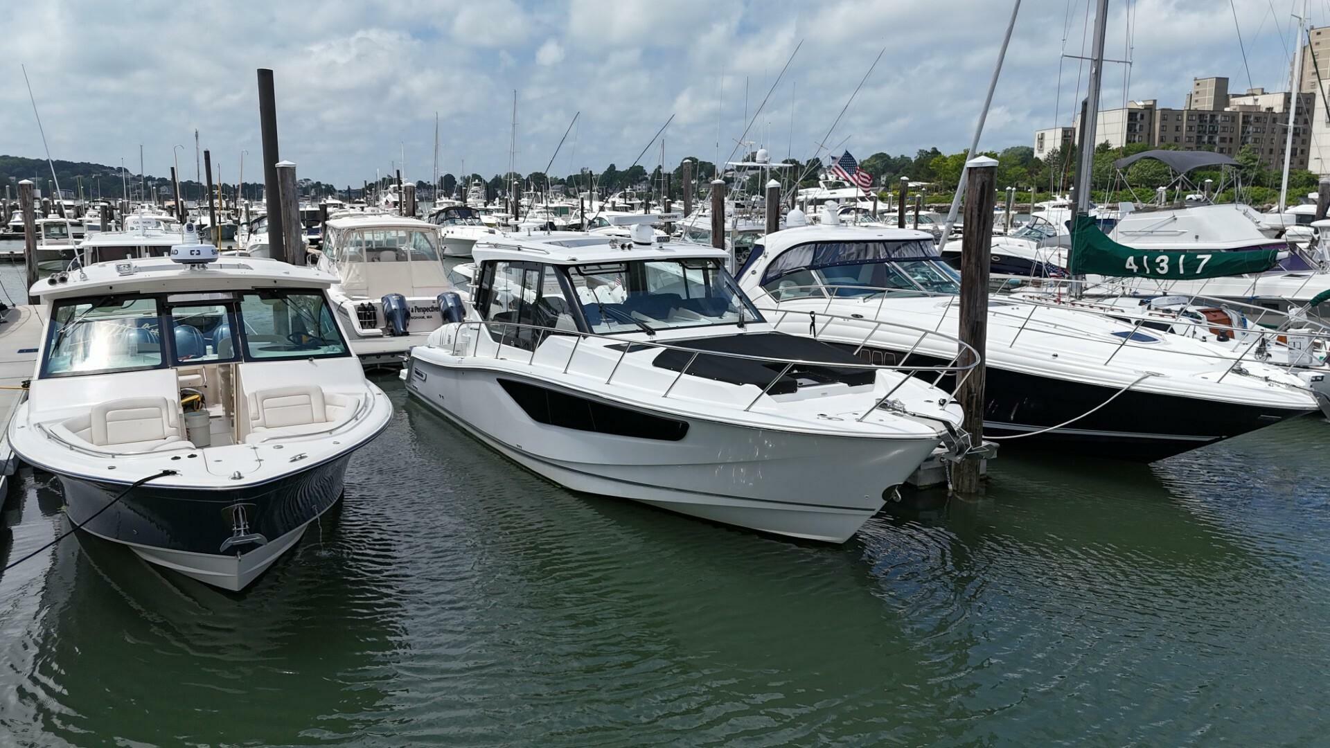 2021 Boston Whaler 405 Conquest - Image 18