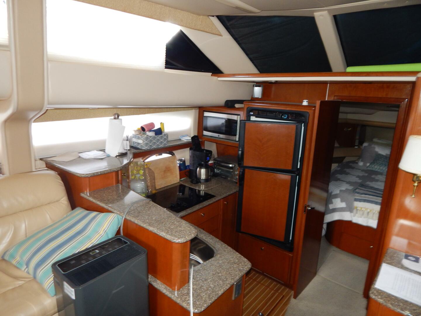 2005 Meridian 408 Motor Yacht - Image 10