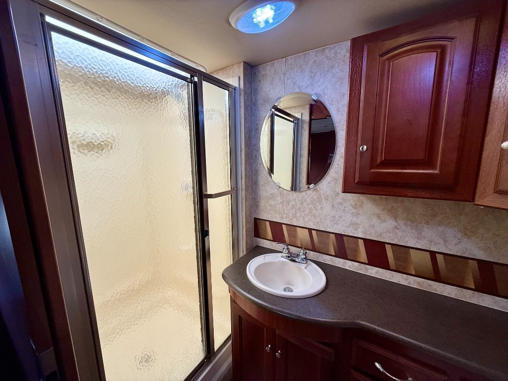 2011 Winnebago Vista 35F - Image 23