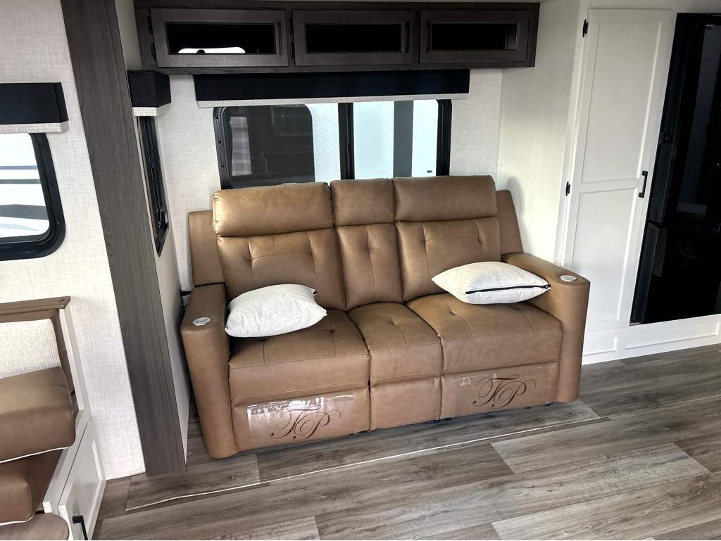 2026 VENTURE RV SPORTTREK 302VRD - Image 7
