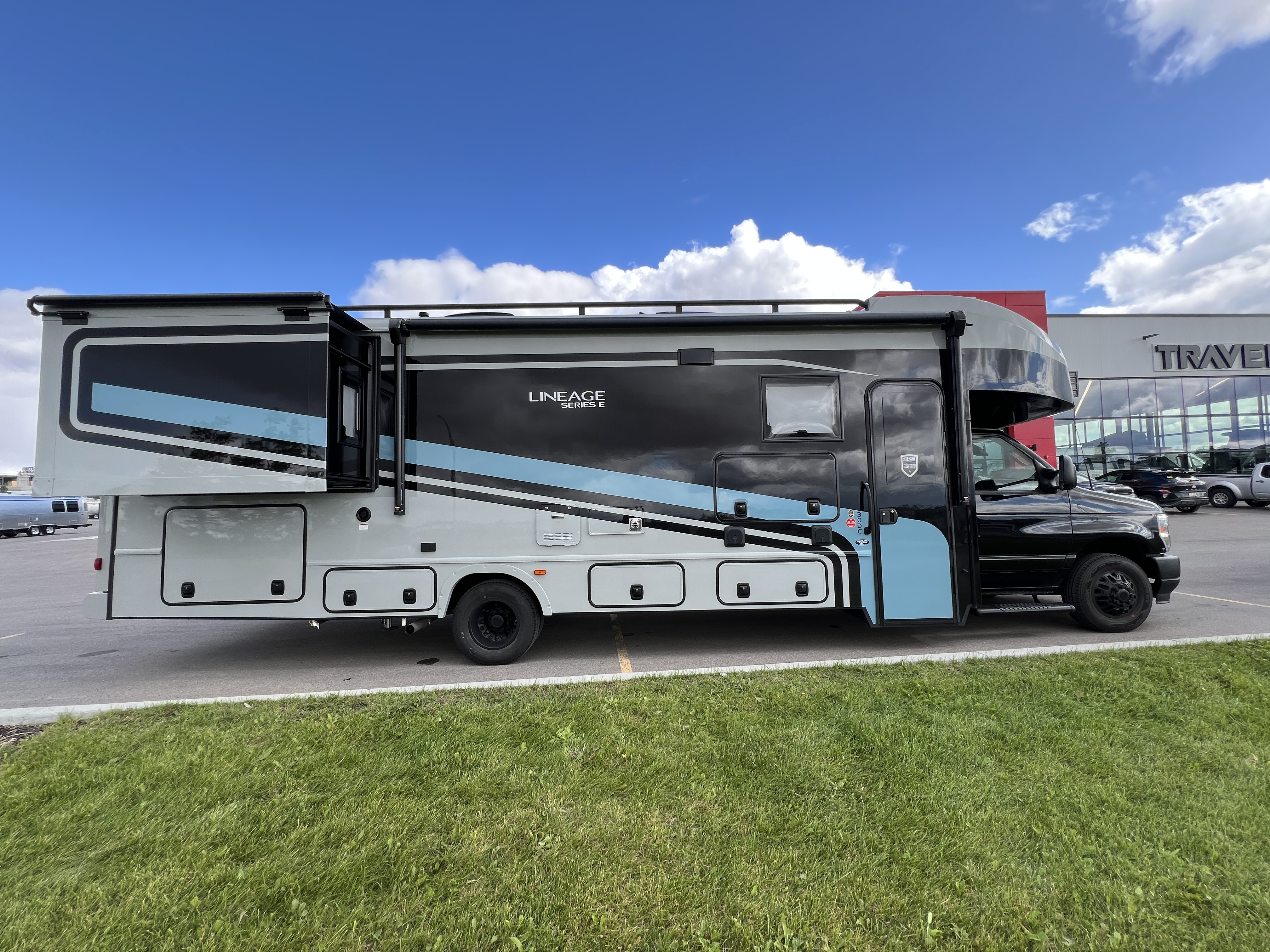 2027 Grand Design LINEAGE SERIES E 30DC - Image 11